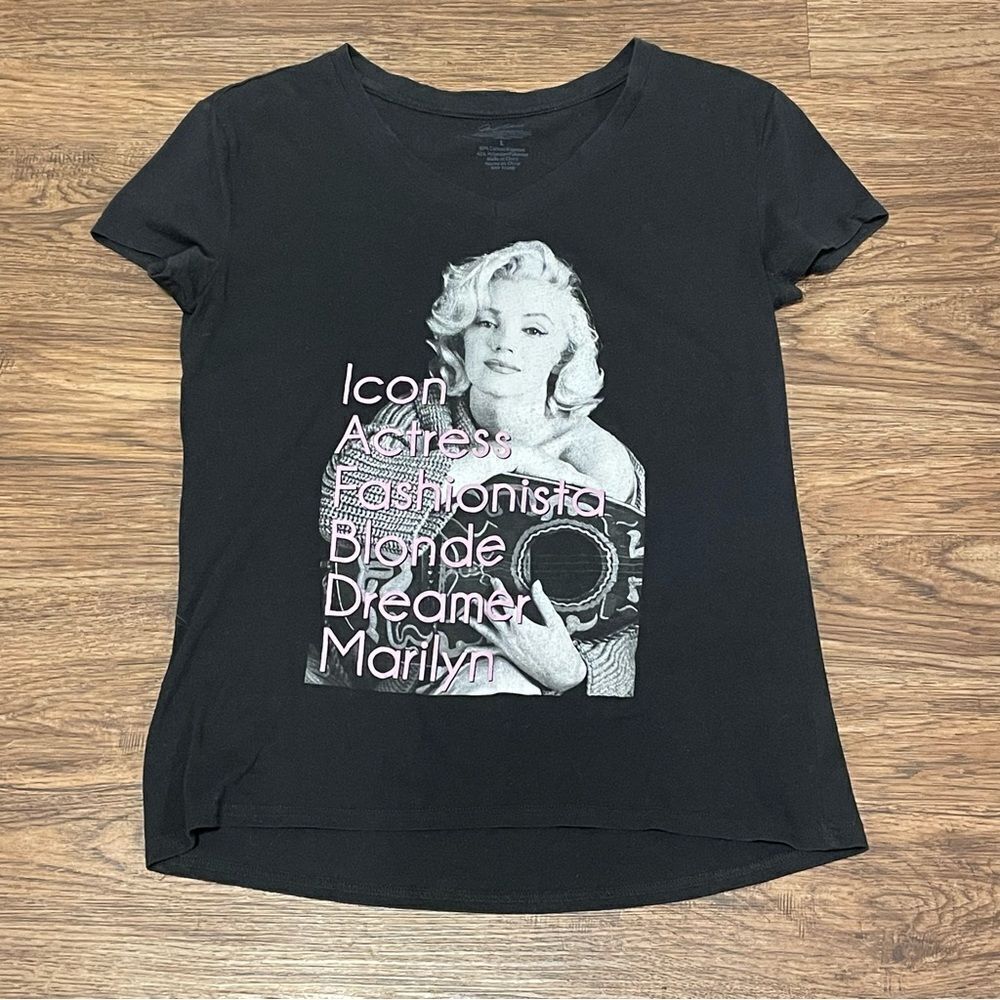 Marilyn Monroe V-neck Tshirt Black Icon Actress Fashionista Blonde Dreamer Large